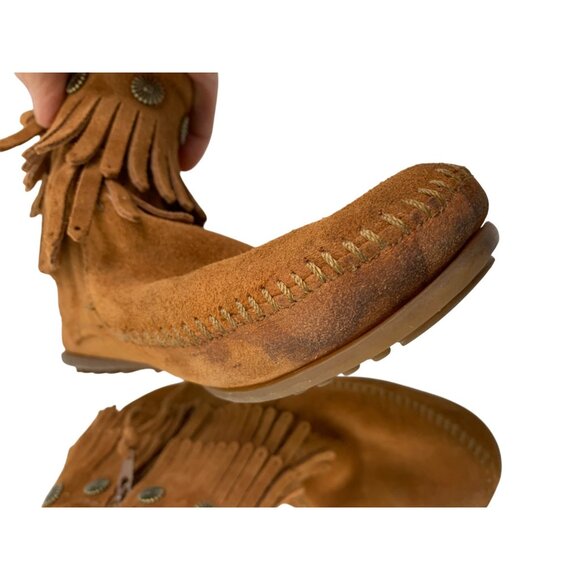 Minnetonka Sz 8 Womens Suede Fringe Moccasin Boots Tan Stud Zip Used - Picture 13 of 15
